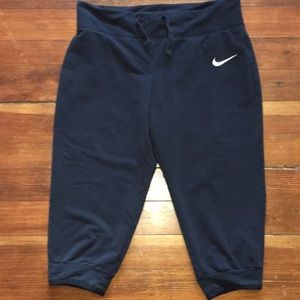 Nike women’s cropped cotton/poly joggers. Lg